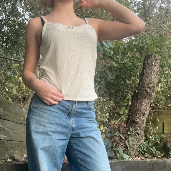 Cute floral tank top; with soft material and a flowy look. - Picture 4 of 4